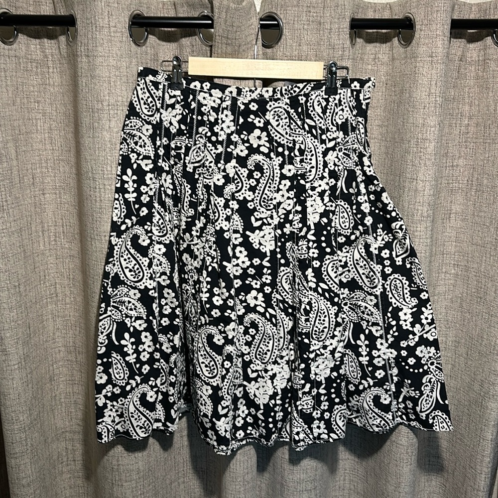 Flared skirt, Liz Claiborne size 8.  See pictures for measurements.